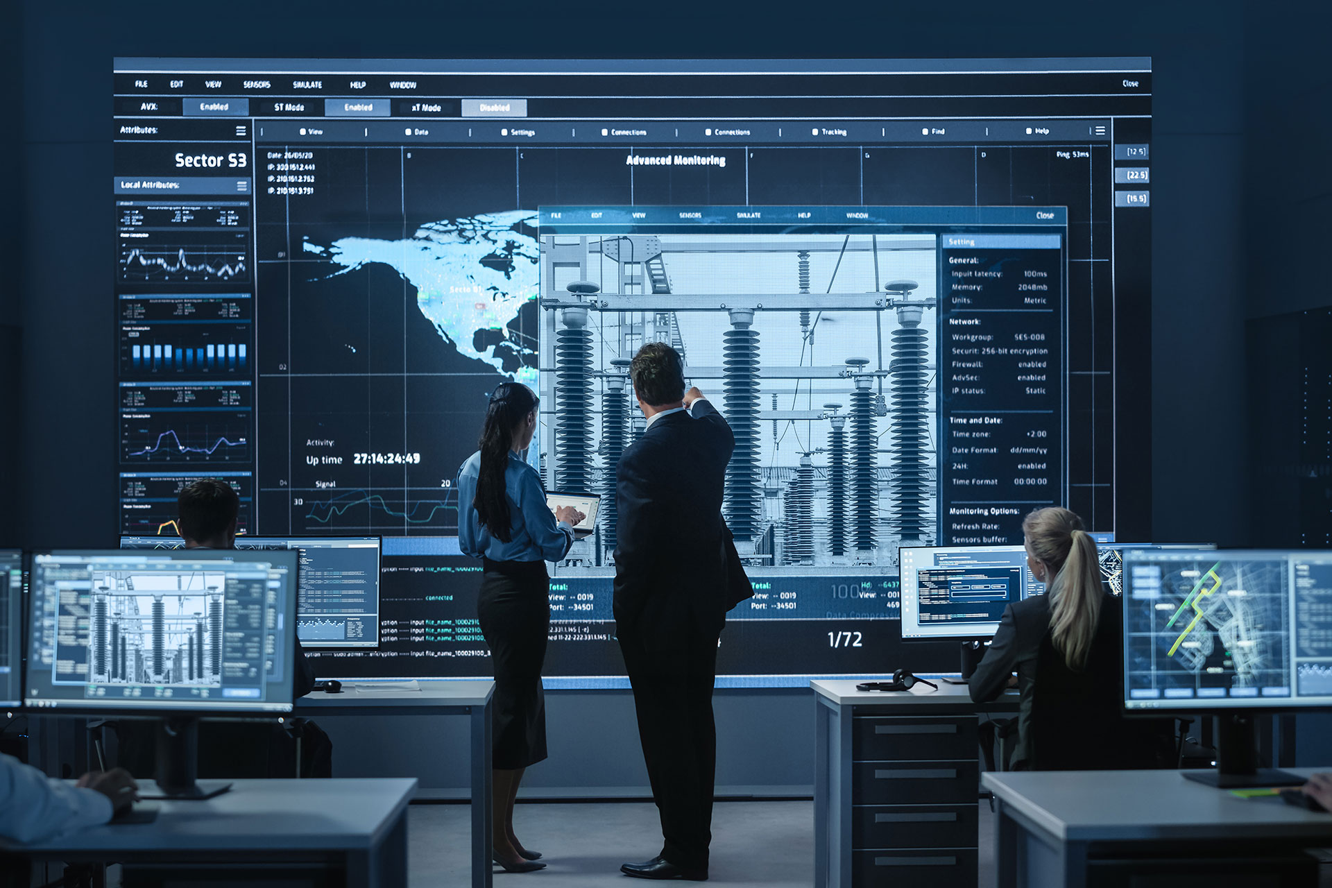 Sala di controllo con analisti che monitorano dati in tempo reale su grandi schermi