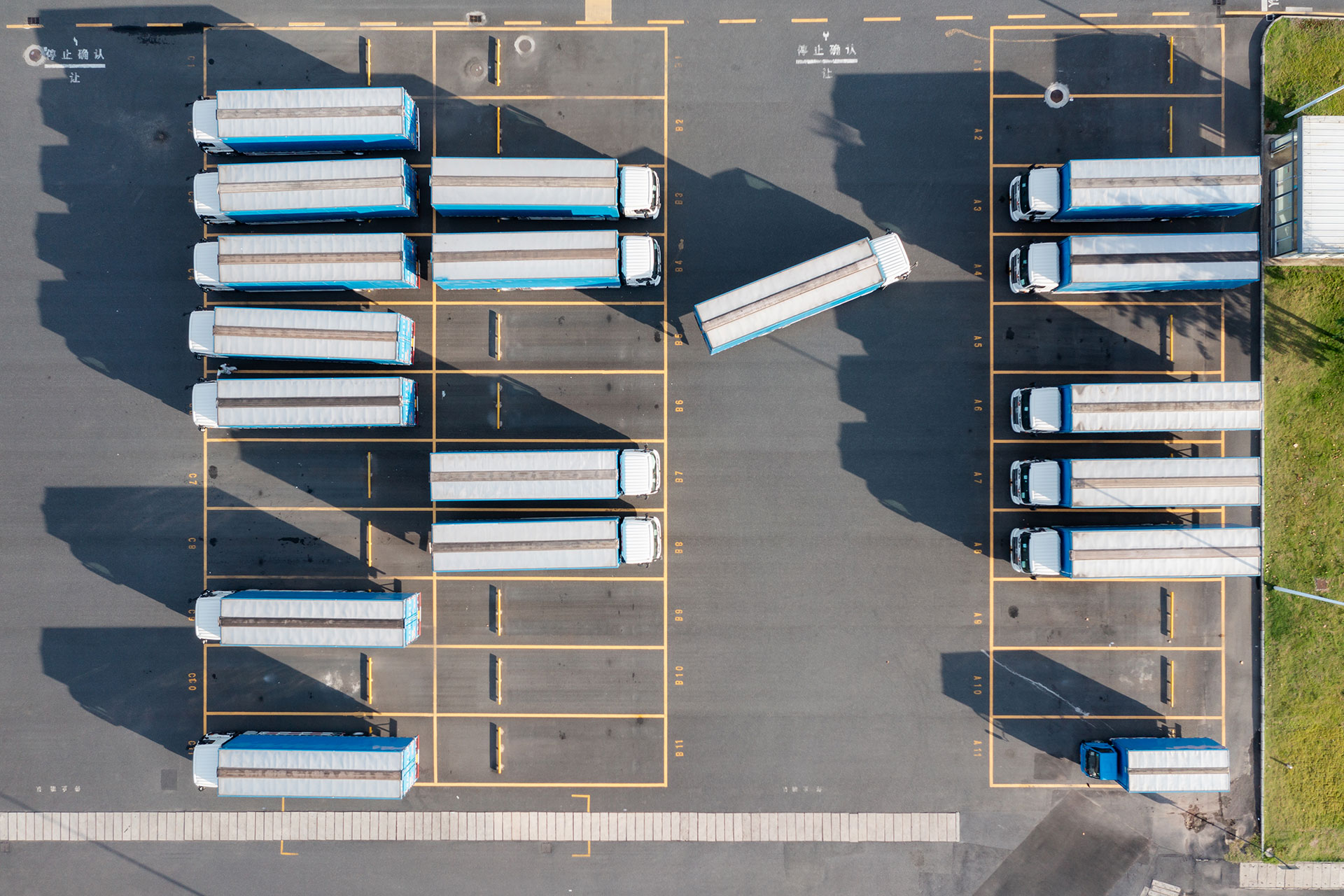 Vista aerea di container su camion che trasportano merci in tutto il mondo