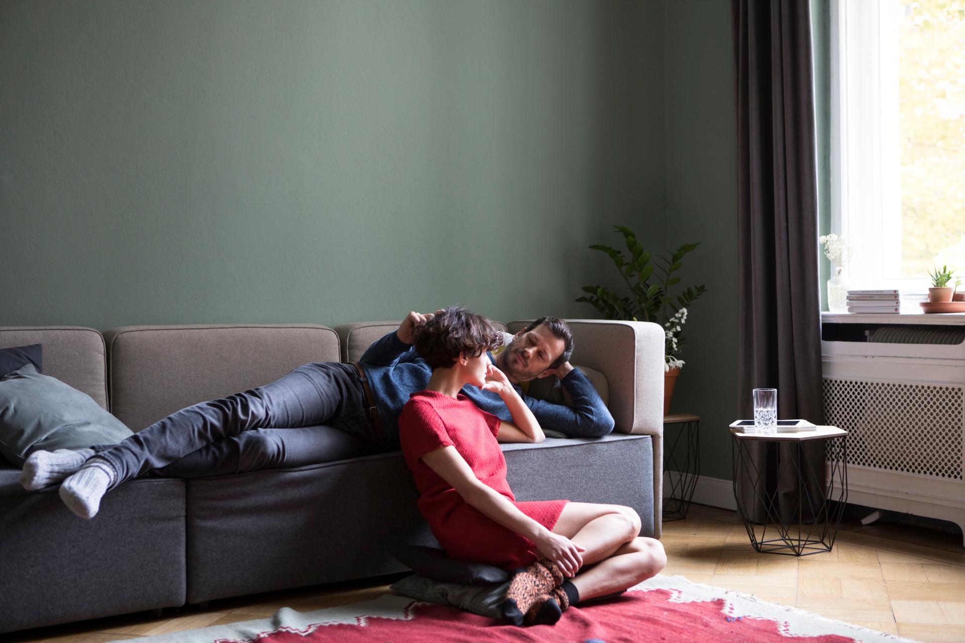 Unmarried couple relaxing on a sofa, illustrating that estate division requires proactive planning, e.g. will or inheritance agreement