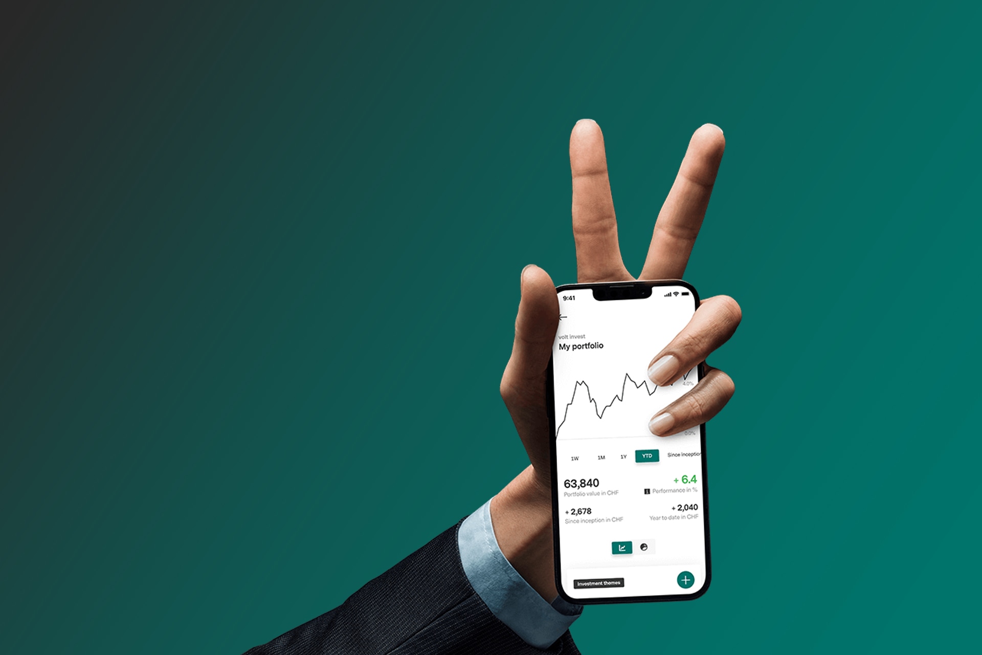 Eine Hand hält ein Smartphone mit geöffneter volt App.