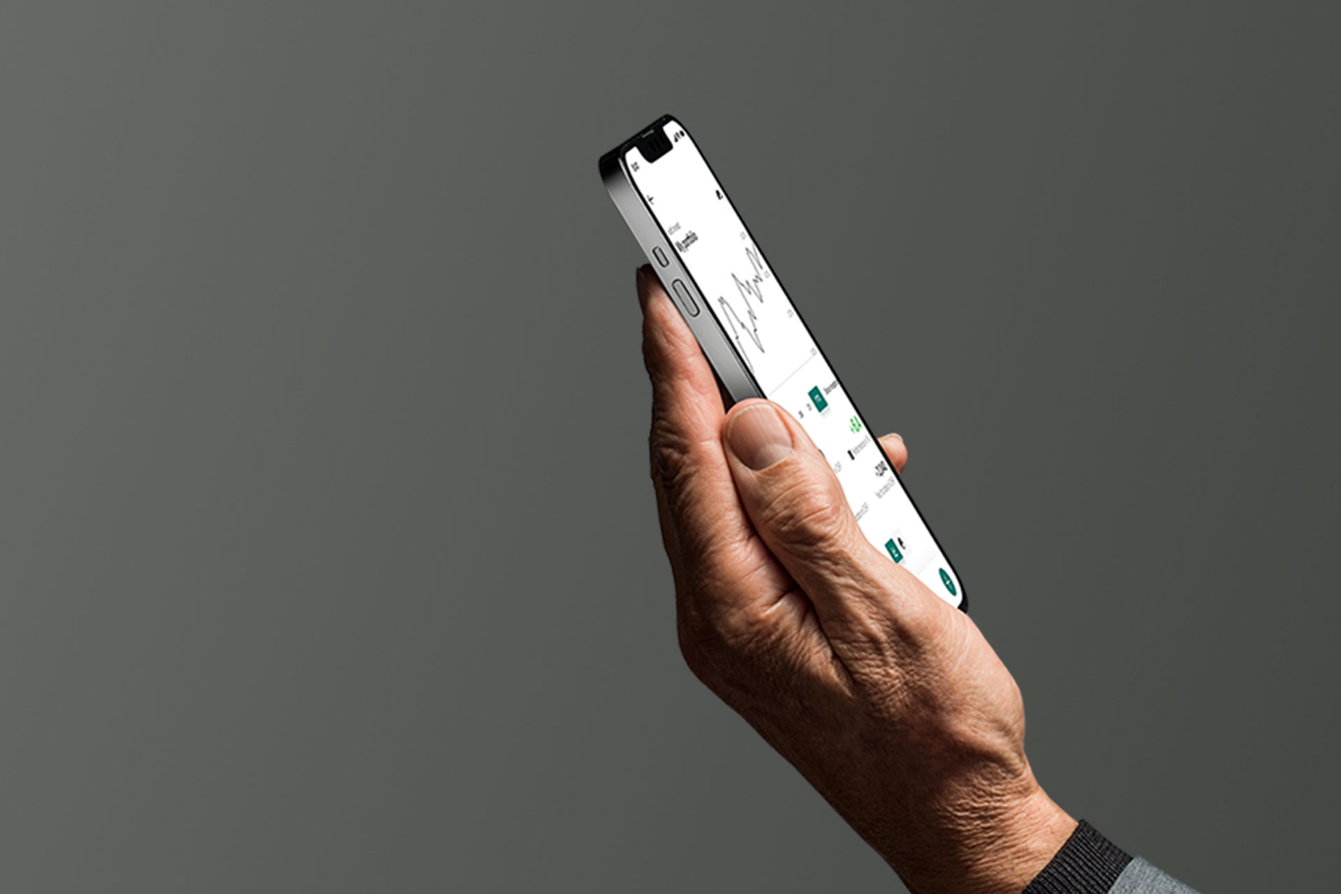 Eine Hand hält ein Smartphone, worauf die volt App geöffnet ist.