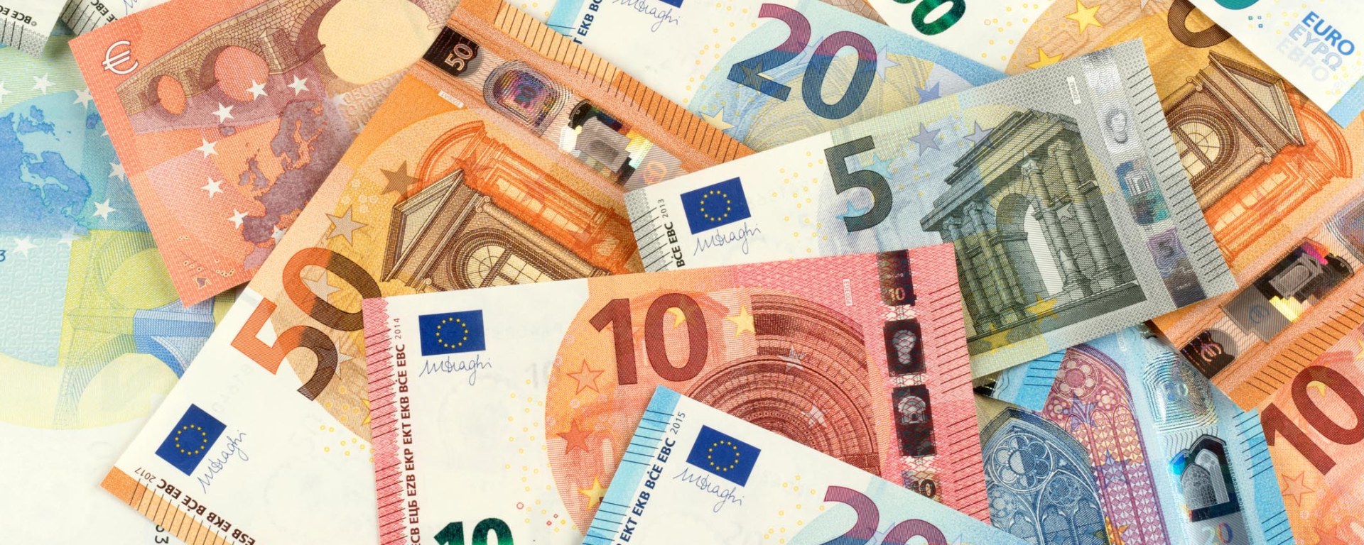 Una pila di banconote in euro simboleggia un modo efficiente di restituire il capitale agli azionisti