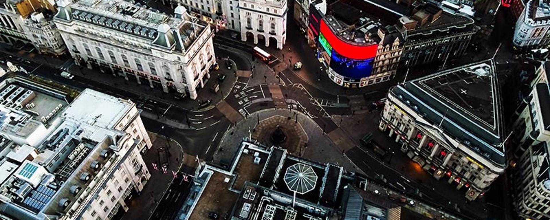Vontobel in London - Bird's eye view of an intersection in London