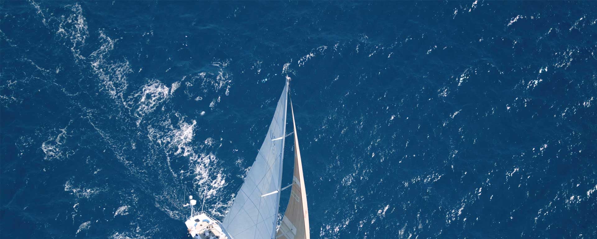 Ein Segelschiff fährt auf dem offenen Meer bei starkem Wind