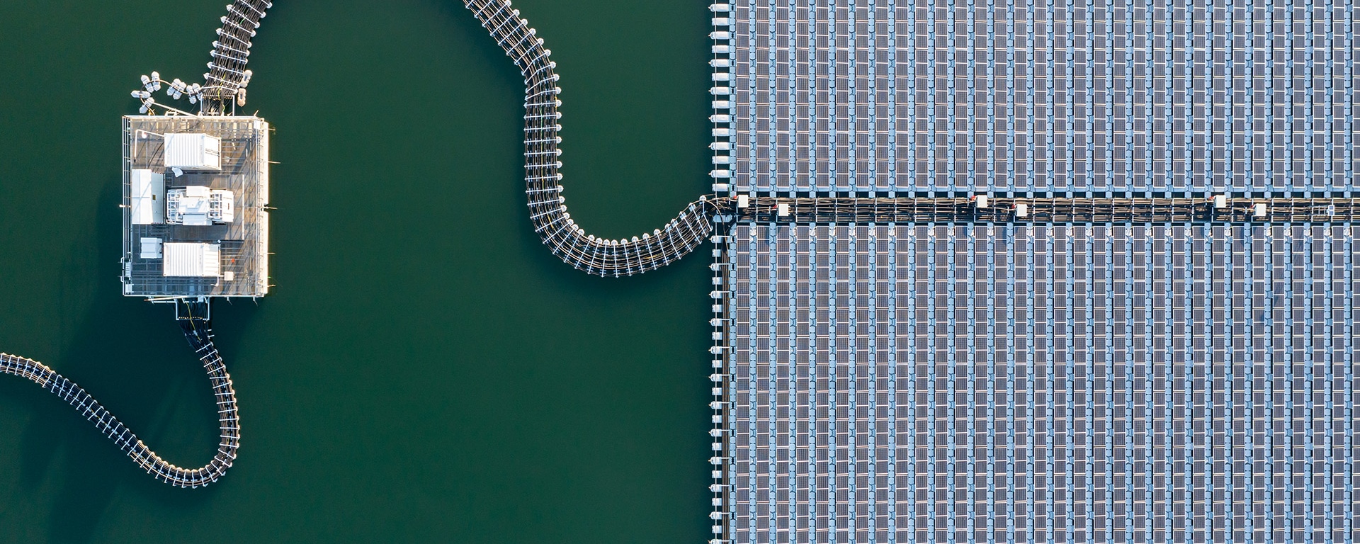 Vista aerea di un'isola artificiale - immagine simbolica per colmare il divario verso i dividendi.