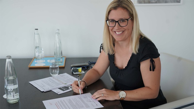 Ana Piubel signs the Advance Diversity Charter