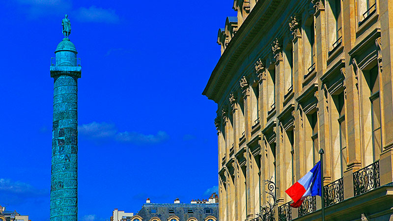 Vontobel in Paris - Federal Palace with flag in the foreground