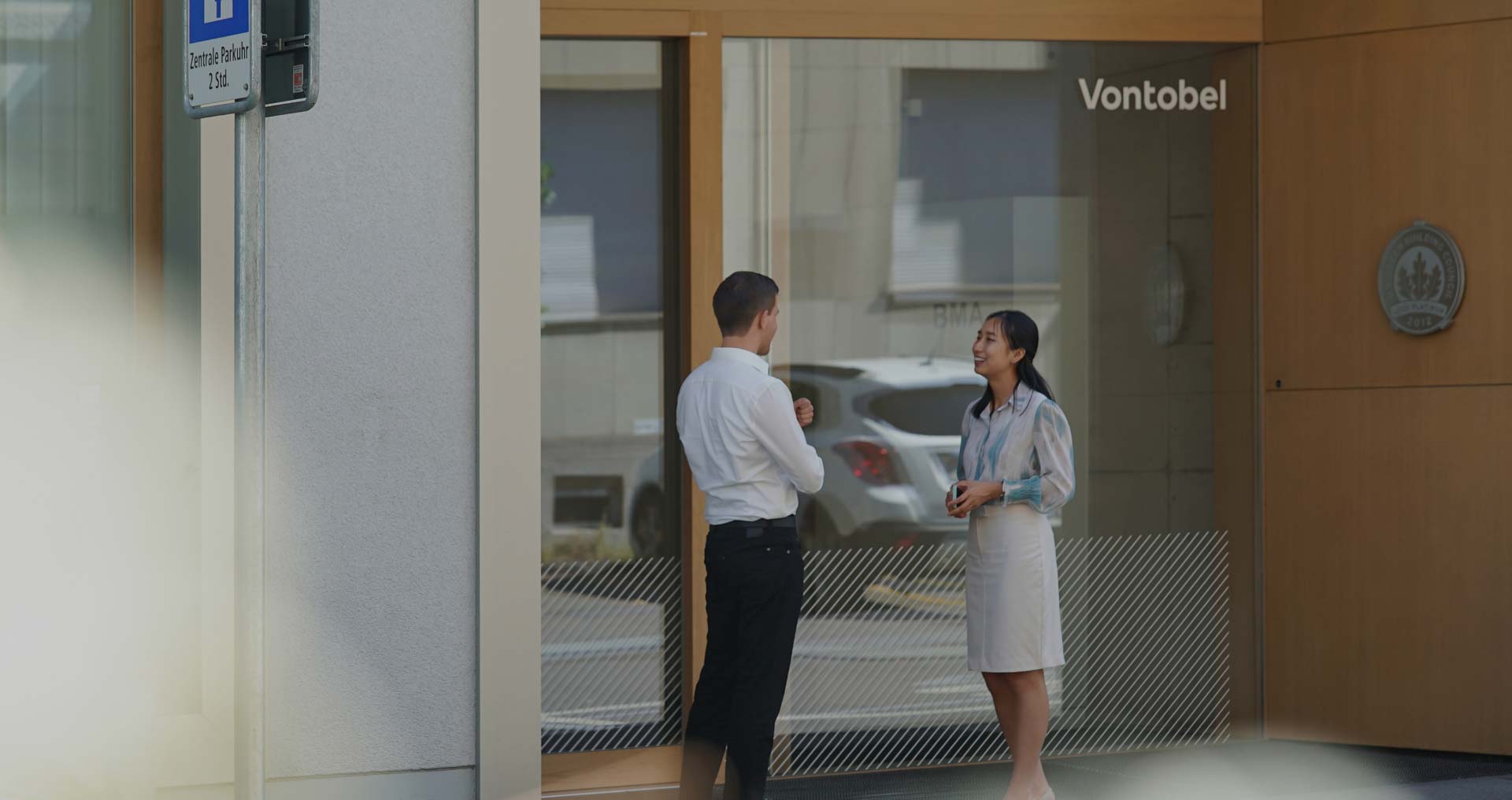 An image of two Vontobel employees talking to each other
