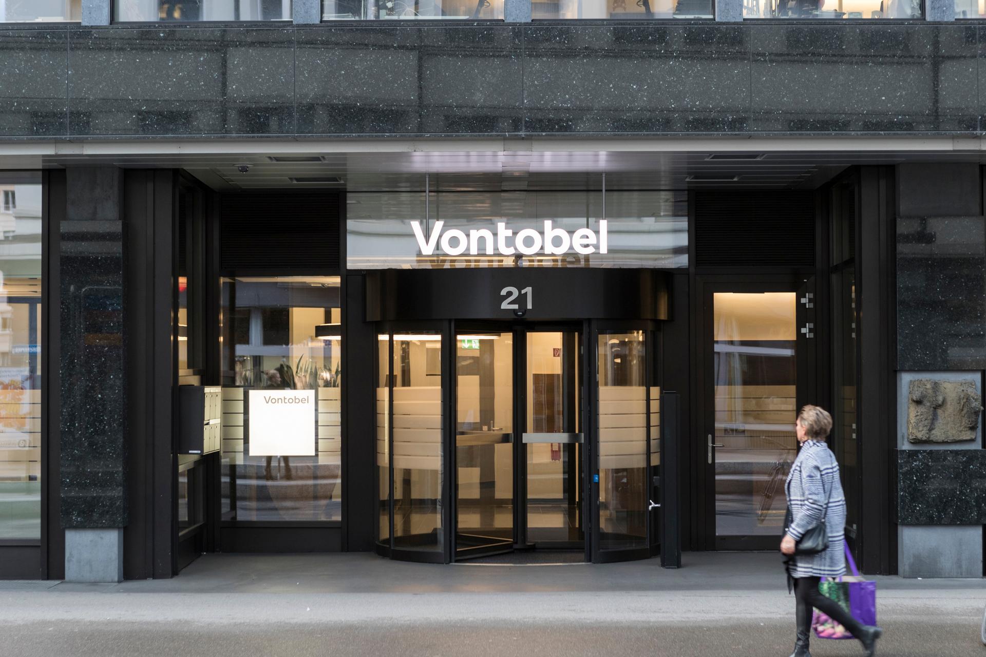 Asset Management at Vontobel - Woman walking to a Vontobel building