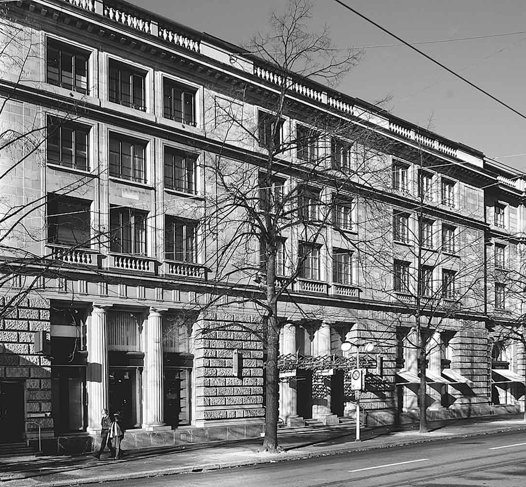 A black and white photo of the original building of Bank Vontobel.