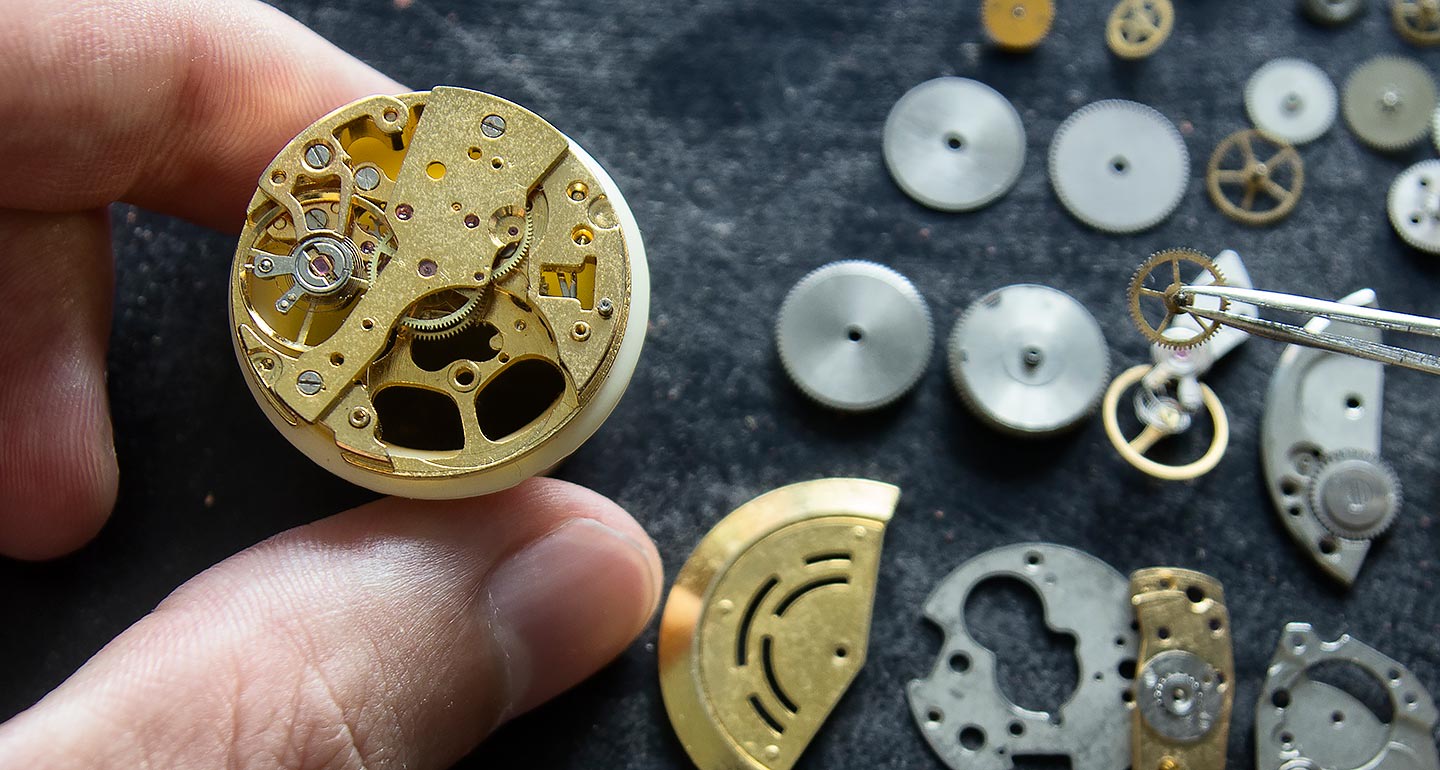Swiss watch industry in focus at Vontobel - A hand that holds a watch movement