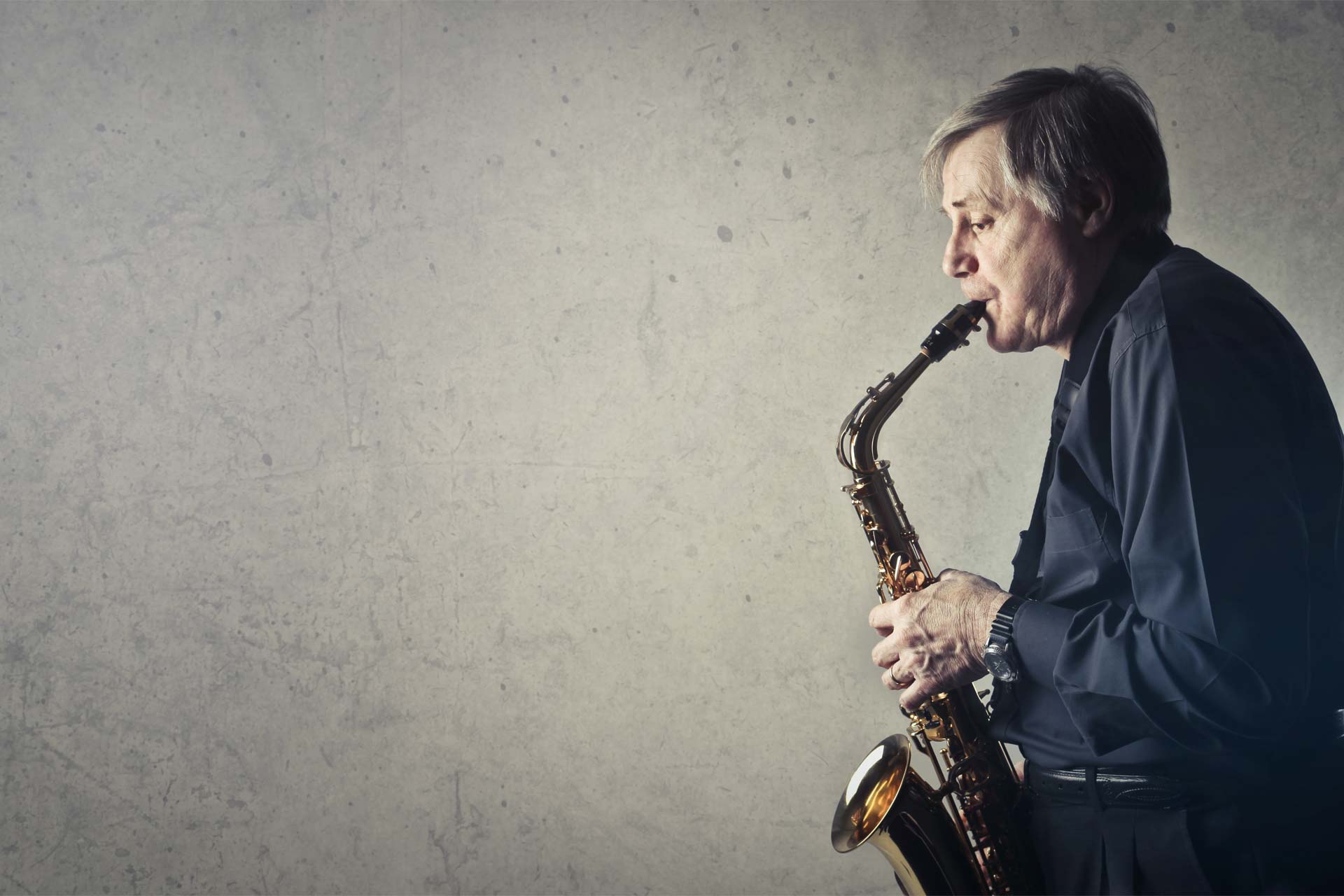 Ein Mann im Ruhestand spielt Musik auf einem Saxophon