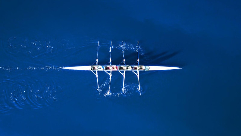 Ein Ruderboot aus der Vogelperspektive fotografiert.