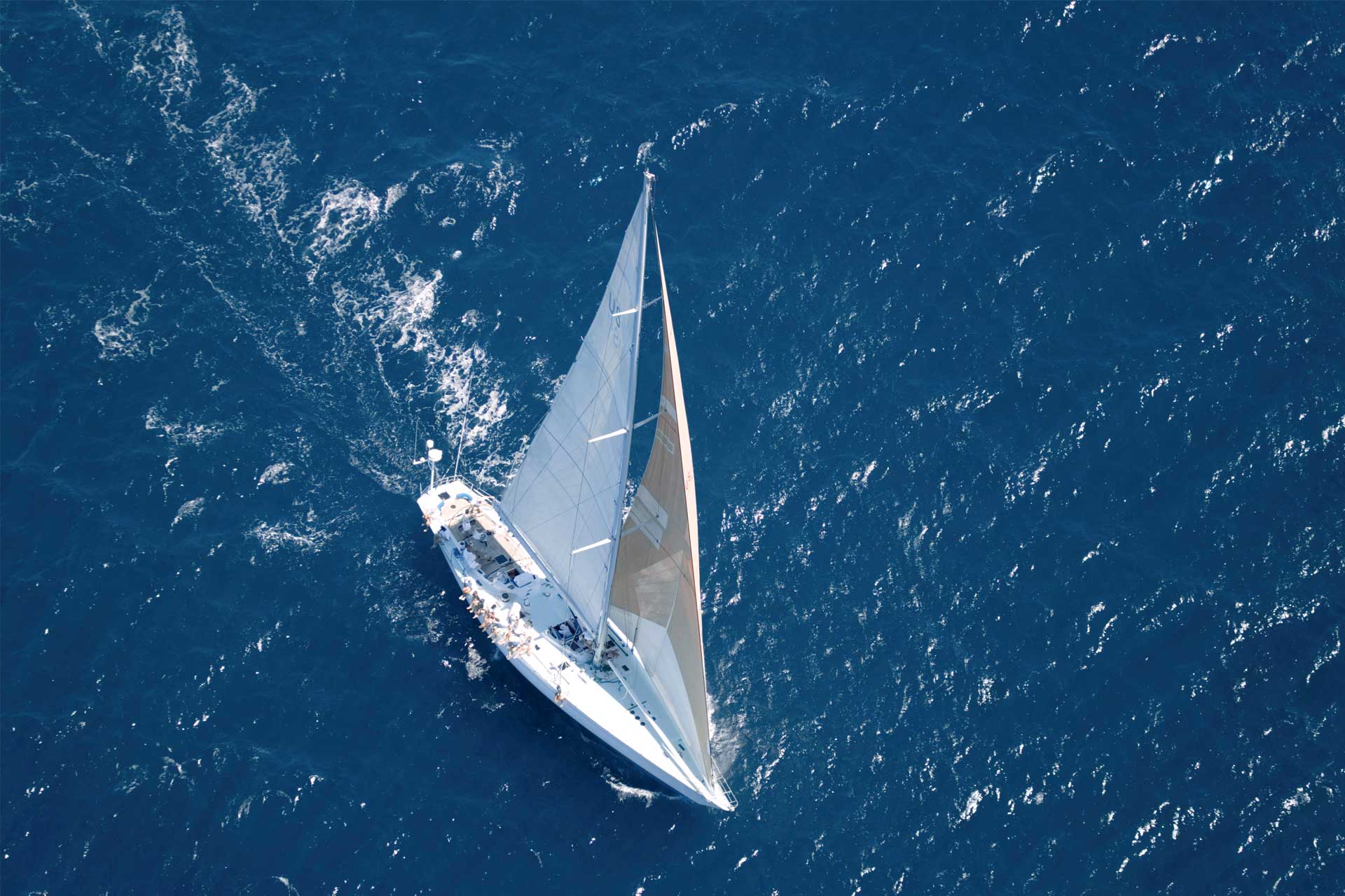 Ein Segelschiff fährt auf dem offenen Meer bei starkem Wind